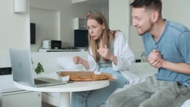 Genç çiftler futbol maçı izleyip amigoluk yapıyor. Pizzalı mutlu arkadaşlar otelde futbol maçı izleyip zaferi kutluyorlar. Arkadaşlık, spor ve eğlence