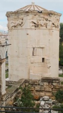 Atina, Yunanistan 'da Roman Agora' daki Rüzgarlar Kulesi. Antik Roma Forumu 'nun arkeolojik alanı. Ünlü turistik yer. Dikey oryantasyon. Seyahat ve turistik dönüm noktası.