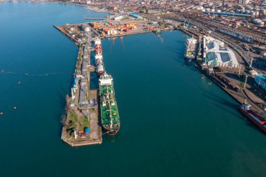 Gürcistan, Batumi, Gürcistan, Küresel Ticaret Ticaret İhracat Lojistik Taşımacılık Deniz Taşımacılığı rafinerisine yüklenen gemi tanker gemisiyle hava görüntüsü endüstriyel kargo ve yakıt limanı