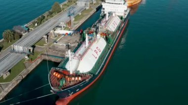 Hava görüntüleme gemisi LPG tankerleri yakıt ve petrol istasyonu rafinerisine yükleniyor, Global ticaret ithalat lojistik ihracat deniz nakliyesi limanda Sıvılaştırılmış Petrol Gaz tankeri Batumi limanında