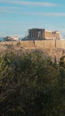 Yunanistan 'ın Akropolis kentindeki Parthenon Tapınağı, güneşli bir günde tepenin zirvesinde. Avrupa 'da popüler yaz tatili tatil beldesi. Dikey oryantasyon. Odaklan.