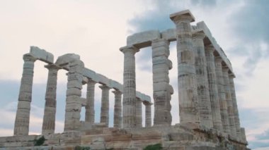 Güneş batarken, Attica, Yunanistan 'da Cape Sounion' daki Poseidon Tapınağı. Antik Yunan mimarisi. Yunan deniz tanrısının antik tapınağının kalıntıları. Popüler seyahat ve turistik durak.
