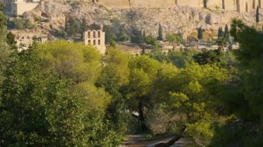 Atina 'nın Akropolü, güneş doğarken tepedeki Parthenon tapınağıyla birlikte. Avrupa 'da popüler yaz tatili tatil beldesi.