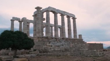 Günbatımında antik Poseidon tapınağının kalıntılarıyla Yunanistan Burnu Sounio. Attica, Sounion, Yunanistan 'da turizm ve seyahat merkezi.