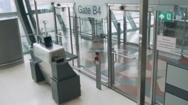 Bir havaalanının girişi, güvenlik ekipmanları ve sınırlandırılmış giriş işareti, modern bir terminalde, Bangkok, Tayland.