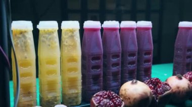 Taze meyveli tutku meyveleri ve nar suyu. Tayland 'ın başkenti Bangkok' taki gece pazarında sergileniyor. Sağlıklı tropik içecek..