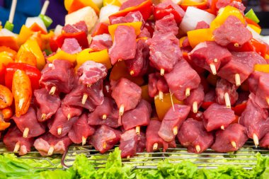 Gece pazarında Tayland yemeği. Çiğ et ve sebzeli şişler bbq pişirmeye hazır. Bangkok, Tayland 'da Asya yemekleri.