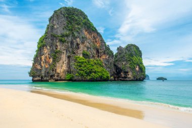 Ko Rang Nok kayalık adasıyla Phra Nang kumlu plajı, Railay Körfezi, Krabi, Tayland. Popüler turistik tatil beldesi.