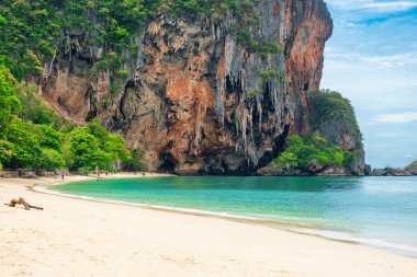 Phra Nang kumlu sahil, mağara tapınağı ve rahatlatıcı insanlar, Railay Körfezi, Krabi, Tayland. Yaz tatili ve tatil geçmişi.