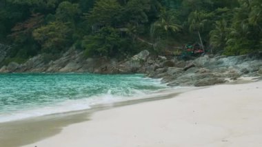 Turkuvaz suları, palmiye ağaçları ve yoğun yeşil yaprakları olan tropik kumlu bir sahil. Tayland, Phuket Adası 'ndaki boş Özgürlük plajı. Asya 'da turizm gezisi. 