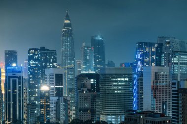 Kuala Lumpur şehir silueti, ikiz kulesi, yüksek binaları ve geceleri gökdelenleri olan Malezya. Modern mimarisi olan Asya şehrinin şehir merkezi finans ve iş merkezi. Seyahat ve turizm