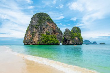 Tropik kumlu sahil Phra Nang ile Ko Rang Nok kayalık adası, Railay Körfezi, Krabi, Tayland. Popüler turistik tatil beldesi.