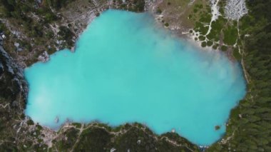 Dolomites Dağı, İtalyan Alpleri, Belluno, İtalya 'daki Sorapis Gölü' nün yukarıdan görünüşü. Cortina ve Ampezzo yakınlarında turkuaz suyu olan Alpine Lago di Sorapis. Yaz tatili.