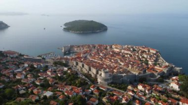 Adriyatik denizi üzerinde adası olan eski Dubrovnik kasabasının hava manzarası, Hırvatistan 'ın Dalmaçya kenti. Limanı ve yatları olan ortaçağ şehir kalesi. İHA görüntüsü. Seyahat hedefi.