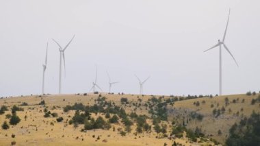 Bosna-Hersek 'in Mostar kentindeki rüzgar santralleri. Yeşil enerji, karbonizasyon, sürdürülebilir enerji kavramı