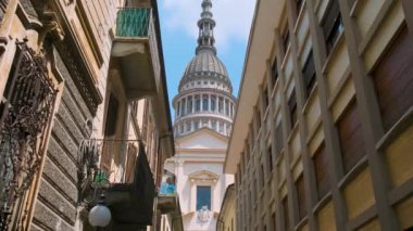 İtalya 'nın Novara kentindeki San Gaudenzio Bazilikası' ndan ünlü Cupola 'nın perspektif görüntüsü. Piedmont, İtalya 'daki Novara kasabasında eski binaları olan San Gaudenzio kilisesi kubbesi ve çan kubbesi. Seyahat hedefi.
