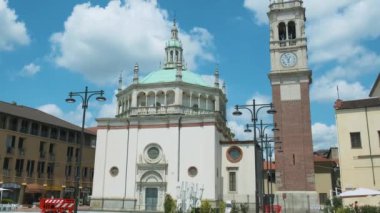 İtalyan şehrinin tarihi merkezi. Busto Arsizio kasabası Santuario di Santa Maria di Piazza Kilisesi ile Varese, Lombardy, İtalya 'da. Seyahat hedefi.