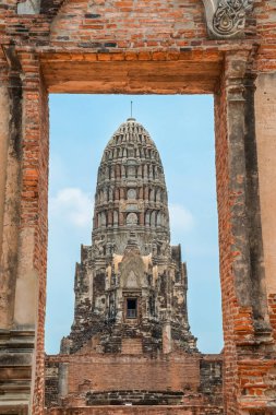 Wat Ratchaburana antik tapınağına giriş Ayutthaya tarihi parkında, Tayland, Asya. Arkeolojik sitede tarihi Budist mimarisi. Dikey oryantasyon. Seyahat ve turizm