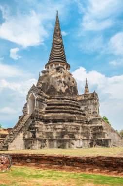 Ayutthaya tarihi parkında, Tayland, Asya 'daki Wat Phra Si Santhe antik tapınağında büyük bir stupa. Tarihi Budist mimarisi antik başkent Siyam 'daki arkeolojik alanda. Dikey