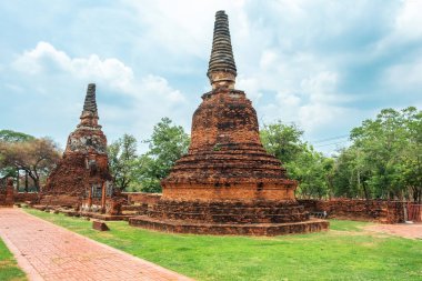 Ayutthaya tarihi parkında, Tayland, Asya 'da küçük kırmızı tuğlalı stupaları olan Wat Phra Si Santhe antik tapınağı. Tarihi Budist mimarisi antik başkent Siyam 'daki arkeolojik alanda