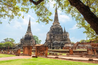 Ayutthaya tarihi parkında, Tayland, Asya 'da Chedis' le birlikte antik bir tapınak. Tarihi Budist mimarisi antik başkent Siyam 'daki arkeolojik alanda. Seyahat ve turizm