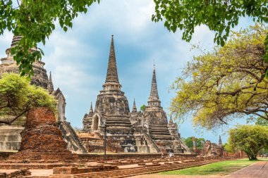 Ayutthaya tarihi parkında, Tayland, Asya 'da üç büyük Stupas ile Wat Phra Si Santhe antik tapınağı. Antik başkent Siyam 'daki Kraliyet Sarayı' nın tarihi Budist mimarisi. Seyahat ve