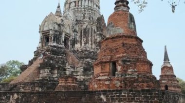 Wat Ratchaburana antik tapınağı Ayutthaya tarihi parkı, Tayland, Asya. Mavi gökyüzünün altındaki arkeolojik alanda tarihi Budist mimarisi. Seyahat ve turizm beldesi.