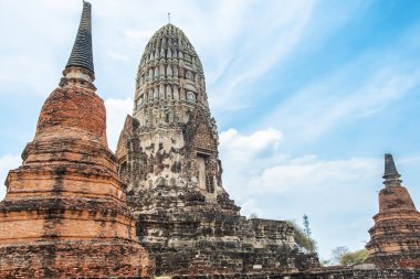 Wat Ratchaburana antik tapınağı Ayutthaya tarihi parkı, Tayland, Asya. Mavi gökyüzünün altındaki arkeolojik alanda tarihi Budist mimarisi. Seyahat ve turizm beldesi.