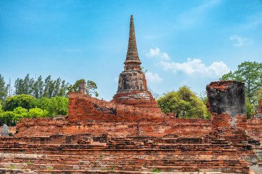 Ayutthaya tarihi parkı Wat Mahathat tapınağı, Tayland 'daki arkeolojik bölgede tarihi Budist tapınağı. Asya 'da eski bir kırmızı tuğla stupa. Antik mimari ve kültürel miras.