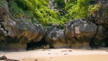 Phra Nang Mağarası 'ndaki kumlu kumsalda kimse yok, Railay Körfezi, Krabi, Tayland. Turkuaz suyu, yeşil bitkileri ve kayaları olan gizli tropikal plajlar. Popüler turistik tatil beldesi.