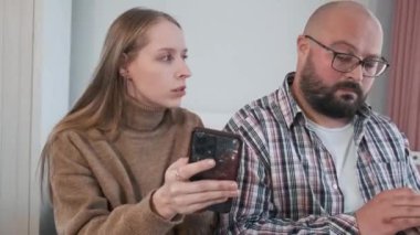 Kadın sosyal medyada erkek arkadaşı hakkında kirli ve uygunsuz kanıtlar buldu. Akıllı telefonuyla onu gösterdi ve o da bahaneler uydurdu. Karısı kocasını cep telefonuyla kopya çekerken yakalamış. Çiftler tartışır