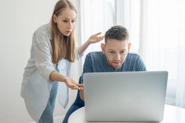 Şok olmuş bir kadın erkeğini porno izlerken ve metresle evde kopya çekerken yakalamış. Kadın kocasına bağırıyor. Aile kavgası. Aile çatışması kavramı.