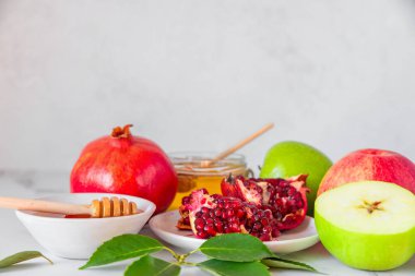 Yahudi Yeni Yıl Tatili Rosh Hashana. Beyaz arka planda bal, nar ve elmalar..