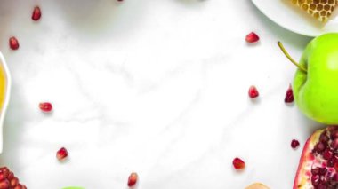Bal, elma ve nar çerçevesinden yapılmış. Yahudi Yeni Yıl Tatili için geleneksel yemek, Rosh Hashanah. en üstteki görünüm.