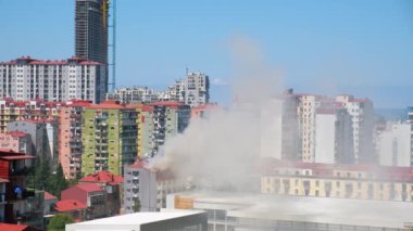 Yanan ev. Şehirdeki konut yangınından çıkan duman. Kentsel bir ortamda acil durum ve felaket. 