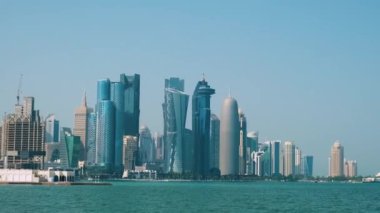 Doha şehrinin gökdelenleri ve deniz manzaralı iş merkezinin silueti, Katar. Körfez ülkelerinde modern mimari, Orta Doğu.