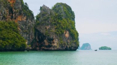 Phra Nang sahilindeki Rocky Adası, Railay Körfezi, Krabi, Tayland. Yaz tatili ve tatil geçmişi.