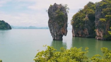 Tayland 'ın Phuket yakınlarındaki ünlü James Bond adası. Tayland, Phang Nga Körfezi 'nde kaya oluşumları olan Khao Phing Kan adası. Asya 'da popüler seyahat ve turistik durak.