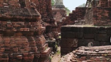 Wat Mahathat tapınağı, Tayland 'daki Ayutthaya tarihi parkında antik pagoda. Arkeolojik alanda açık mavi gökyüzünün altında tarihi Budist stupası. Antik mimari ve kültürel