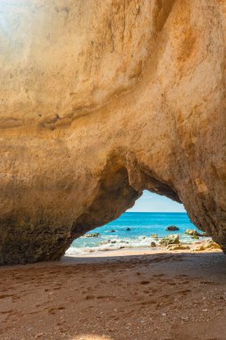 Portekiz 'in Algarve bölgesindeki Portimao yakınlarında kumlu plajda doğal kemerli dev kayalık oluşumu. Portekiz Atlantik kıyısındaki popüler turistik tatil beldesi. Dikey