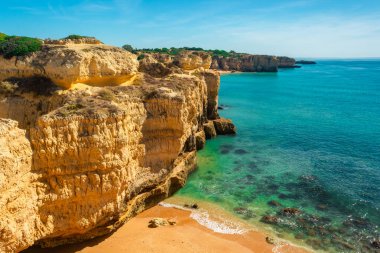 Albufeira, Algarve bölgesi, Portekiz, Avrupa yakınlarındaki kumlu sahilde kayalıklar var. Portekiz Atlantik kıyısında yaz tatili için popüler turizm beldesi.