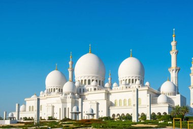 Şeyh Zayed 'in Abu Dabi' deki büyük camii manzarası, BAE, dünyanın en büyük camilerinden biri. Beyaz mermer kubbeler, minareler ve karmaşık İslami sanat ve mimari oymaları. Popüler Arapça