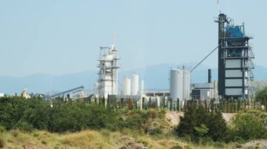 Karadağ 'daki çakıl madenciliği fabrikası. Ağır endüstri. Kum, çakıl ve taş ocağı fabrikası. Endüstriyel kavram.