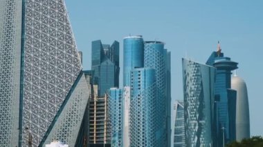 Fütürist gökdelenleri ve yüksek binaları olan Doha City İş Merkezi manzarası, Katar. Körfez ülkelerinde modern mimari, Orta Doğu.