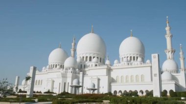 Şeyh Zayed 'in Abu Dabi' deki büyük camii manzarası, BAE, dünyanın en büyük camilerinden biri. Beyaz mermer kubbeler, minareler ve karmaşık İslami sanat ve mimari oymaları. Popüler Arapça