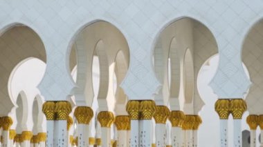 Şeyh Zayed Büyük Camii 'nin ayrıntıları. Abu Dabi, BAE' deki altın palmiye ağacı sütunları ve kemerleriyle süslenmiş. İslam sanatı ve mimarisi. Popüler Arap simgesi.