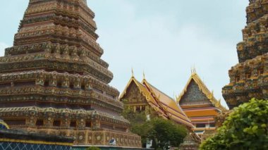 Karmaşık dekore edilmiş pagodalar ve geleneksel Tayland tapınağı kompleksi Wat Pho Bangkok şehrinde Tayland, Asya 'da Budist mimarisi ile birlikte altın süslemeler ve detaylı oymalar. Phra Mondop