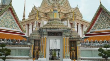 Bangkok 'taki Wat Pho Tapınağı Kompleksi Tayland, Asya' da geleneksel Tayland Budist mimarisi. Yaslanan Buda Tapınağı 'ndan Phra Mondop. Popüler turizm simgesi.