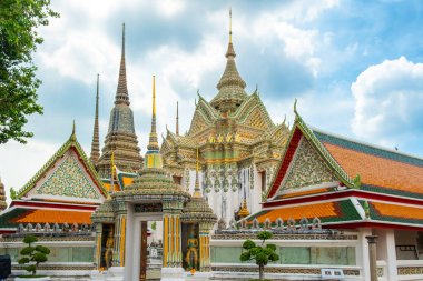 Bangkok 'taki Wat Pho Tapınağı Kompleksi Tayland, Asya' da geleneksel Tayland Budist mimarisi. Yaslanan Buda Tapınağı 'ndan Phra Mondop. Popüler turizm simgesi.