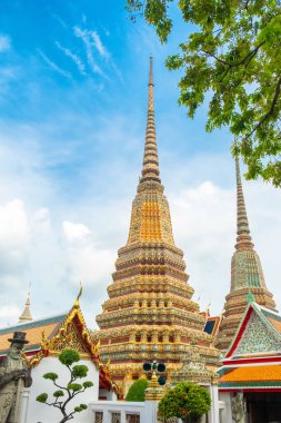 Tayland 'ın Wat Pho Tapınağı Kompleksi' nde Tayland 'da geleneksel Budist mimarisi ile birlikte. Yaslanmış Buda 'nın Tapınağı. Dikey oryantasyon. Popüler turizm simgesi.